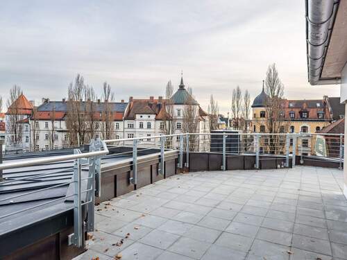Ca. 50 m² große Dachterrasse. - Großzügige Maisonettewohnung. Ca. 50m² Dachterrasse mit Blick über die Stadt.