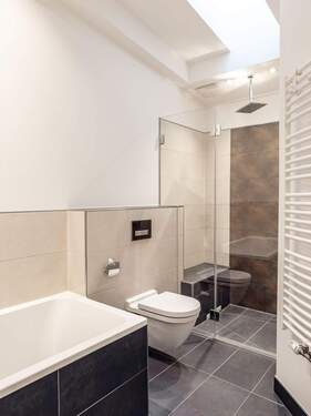 Regendusche und Badewanne. - 