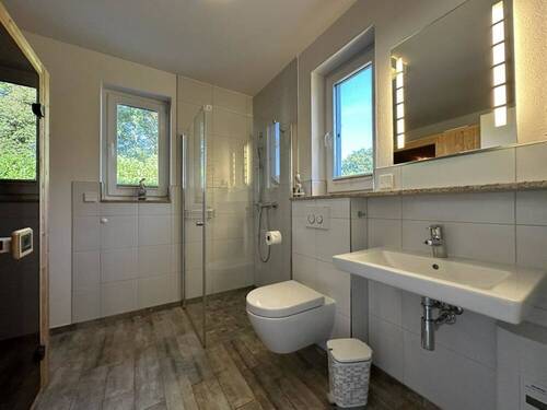 Badezimmer I im Erdgeschoss mit Dusche & Sauna - 