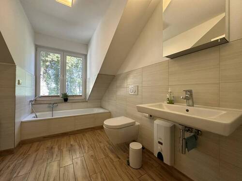 Badezimmer II im Dachgeschoss - Wanne mit Seeblick - 