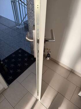 Mehrfach verriegelnde Sicherheitstüre.jpeg - 