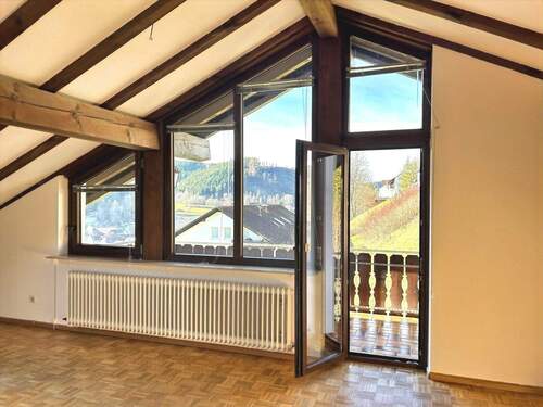 Wohn-/Esszimmer mit Zugang zum Balkon - 