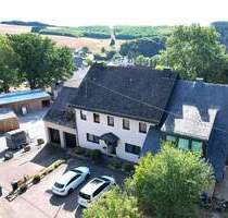 Exklusives Zweifamilienhaus mit zusätzlicher Ferienwohnung und Studio, mit einem Paradies für Pferde, auf einem 3.970 m² großen Grundstück in Üttfeld