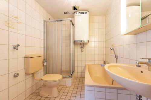 Badezimmer- Zweckmäßig ausgestattet – Bad mit Potenzial für eine moderne Gestaltung - 