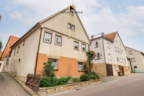 Hausansicht- Charmanter Altbau mit Geschichte – das Herzstück des Grundstücks - Vielfalt trifft Potenzial: Zweifamilienhaus mit beeindruckender Scheune in idyllischer Lage