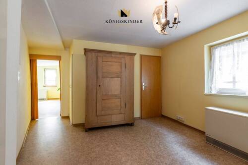 1.OG Treppenhaus / Flur- Verbindung mit Charakter – klassisches Treppenhaus mit viel Tageslicht - Mehrfamilienhaus, Wohnhaus mit 133,80 m&sup2; in Hessigheim zum Kaufen