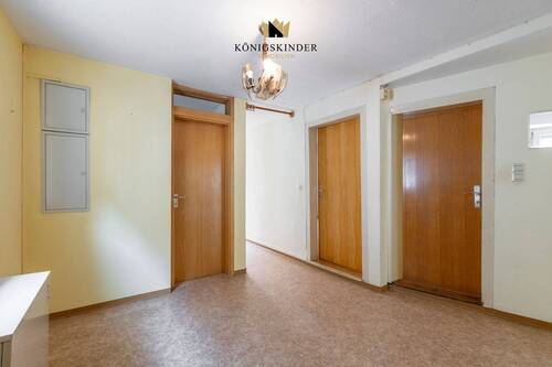 1.OG Treppenhaus / Flur- Verbindung mit Charakter – klassisches Treppenhaus mit viel Tageslicht - 