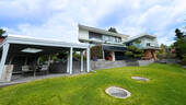 Frontansicht mit Terrasse - 6 Zimmer Einfamilienhaus in Kreischa