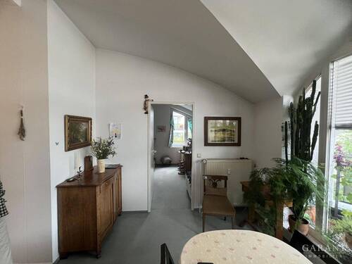 Wohnzimmer mit Zugang zu zweitem Zimmer - 
