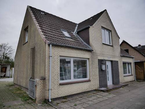 Frontansicht - Nähe WKK Heide: Sanierung oder Neubau I Einfamilienhaus mit Nebengelass auf 689 m² Grundstück