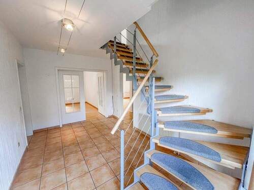 freundlicher Eingangsbereich - Mehrfamilienhaus, Wohnhaus mit 184,50 m&sup2; in Neumünster zum Kaufen