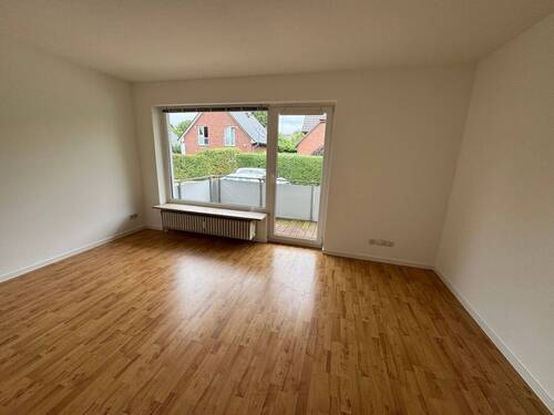 Wohnzimmer mit Balkon - 2 Zimmer Etagenwohnung zur Miete in Hamburg