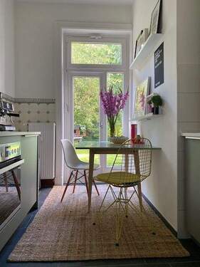 Beispiel Küche mit alten Fliesen und Balkon zum Hintergarten - 