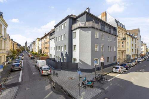 Totale beider Straßenseiten - Juwel im Veedel! Profis gefragt! Dachspeicher mit Ausbaugenehmigung in Nippes!