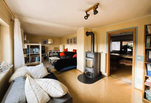 Wohnzimmer mit Schwedenofen - Einfamilienhaus mit 220,00 m&sup2; in Bruckmühl zum Kaufen