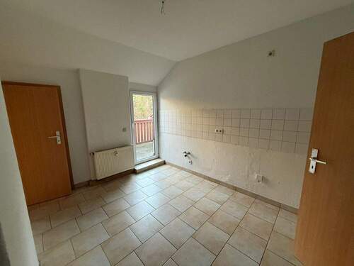 Küche mit Abstellraum und Balkon - 5 Zimmer Etagenwohnung in Meißen