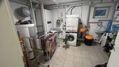 Technikraum mit Waschmaschine - 