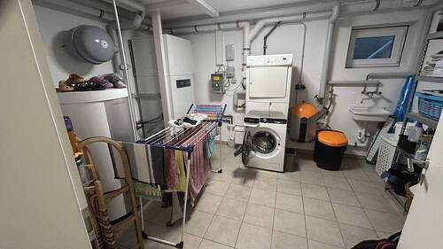 Technikraum mit Waschmaschine - 