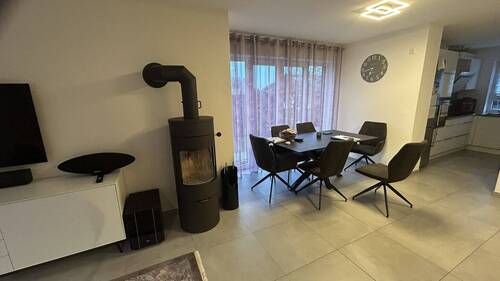 Wohnzimmer m. Schwedenofen - Elegant gestaltete Doppelhaushälfte in Rott am Inn - perfekt für Familien und Paare