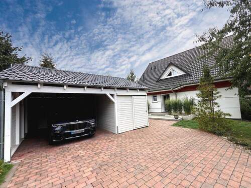 Ansicht Haus/Carport - Exklusives Familienhaus - Kinoerlebnis & niedrige Energiekosten