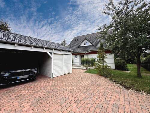 Ansicht Carport/Haus - 7 Zimmer Einfamilienhaus in Burgdorf