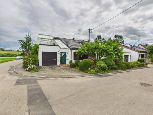 Außenansicht - Architektur trifft Komfort - Haus mit Sauna und Wintergarten