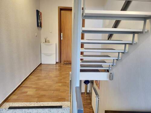 helles Treppenhaus - 4 Zimmer Etagenwohnung in Steinburg/Eichede