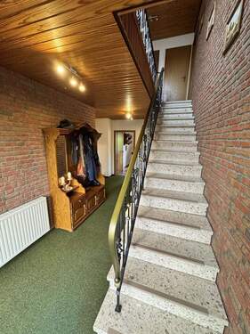 Flur - Treppenaufgang - Einfamilienhaus mit 208,00 m&sup2; in Weener zum Kaufen