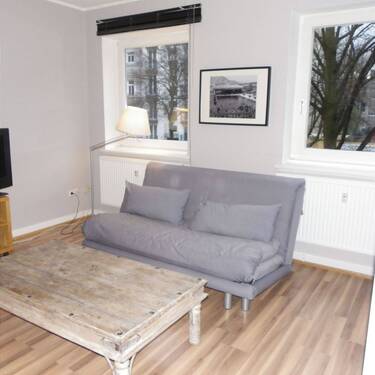 Futon.-Schlafsofa aufgezogen - 2 Zimmer Etagenwohnung in Hamburg