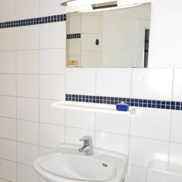 Duschbad mit Waschbecken und Spiegel - 