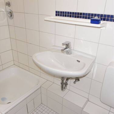 Dusche, Wasckbecken und Toiilette - 