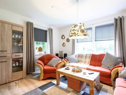 Wohnzimmer Straßenseite - 7 Zimmer Einfamilienhaus zum Kaufen in Jemgum
