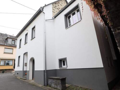 Frontansicht mit Anbau - 9 Zimmer Reihenendhaus zum Kaufen in Bruttig-Fankel