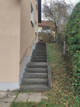 Außenzugang zur Terrasse und den Gartenebenen - 