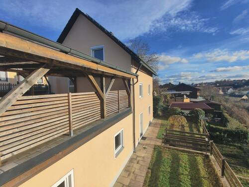 Südseite des Hauses mit Terrasse - 5 Zimmer Einfamilienhaus in Beratzhausen