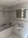 Badezimmer mit Wanne - 