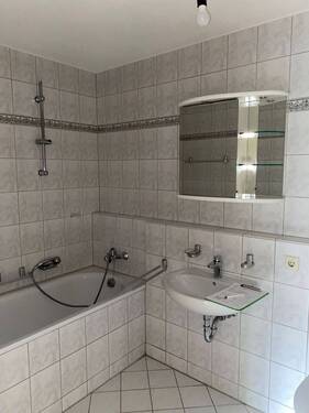 Badezimmer mit Wanne - 
