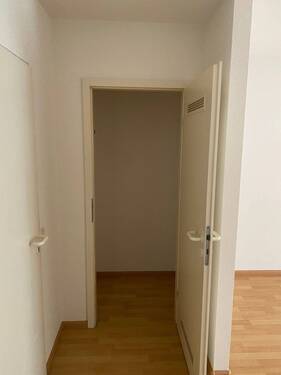 Tür zu kleinem Raum - 