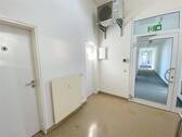 zu den D/H WC's - 