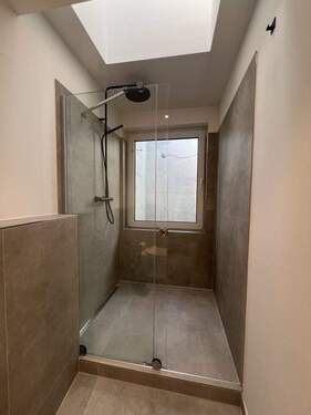 mit gr. Dusche + Oberlicht - 