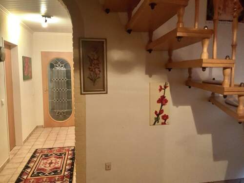 Flur unten - 6 Zimmer Einfamilienhaus in Westoverledingen