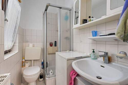 Badezimmer Wohnung 2 - Mehrfamilienhaus, Wohnhaus mit 119,70 m&sup2; in Bremen zum Kaufen