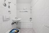Badezimmer mit Badewanne - 