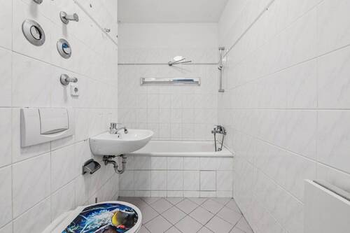 Badezimmer mit Badewanne - 