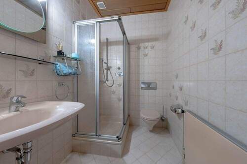 1. OG Badezimmer - 8 Zimmer Mehrfamilienhaus, Wohnhaus in Lünen