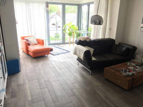 Wohnstube gen Süden mit Balkon - Strandnahe 3- Zi. ETW in Sackgassenlage- 2 Balkone und kleiner Wasserblick