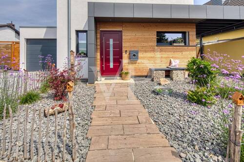 Titel - Modernes Einfamilienhaus mit schönem Garten