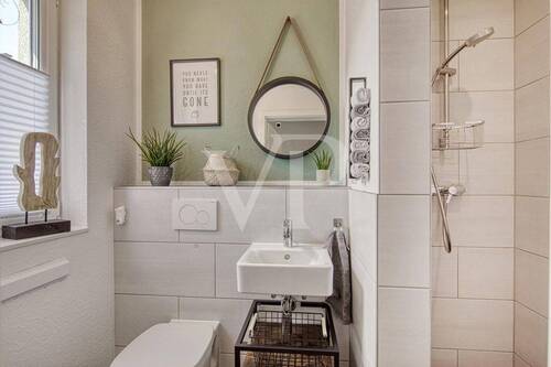 Gäste-WC mit barrierefreie Dusche - 