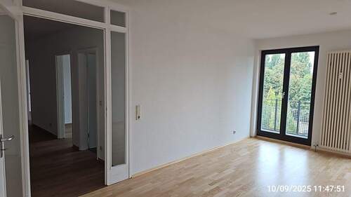 Wohnzimmer - Frisch renovierte 3-Raum-Wohnung mit neuer Einbauküche
