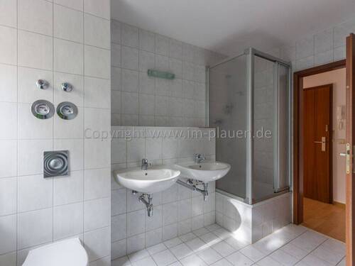 Bad mit Dusche - 3 Zimmer Etagenwohnung in Plauen